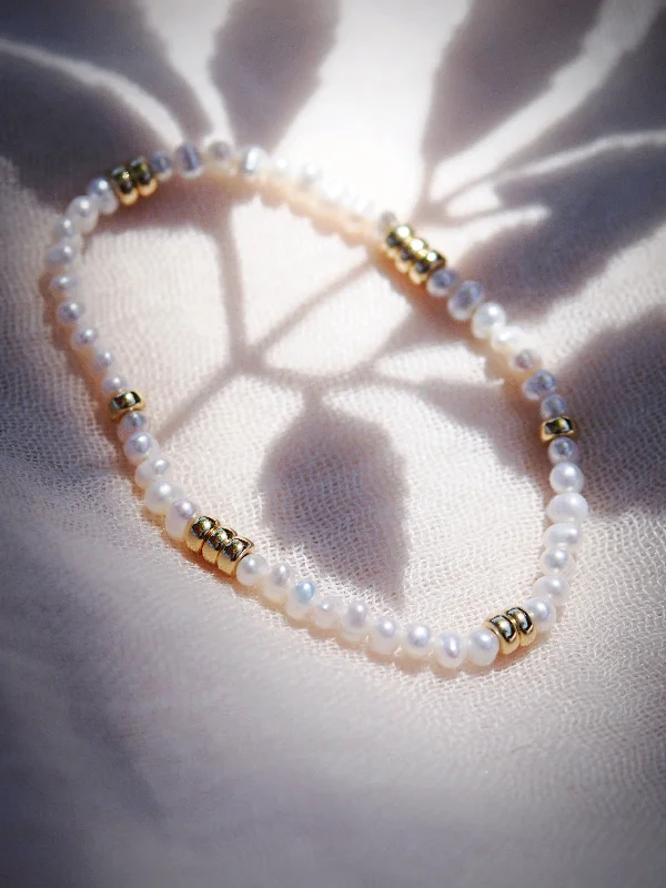 vintage-inspired ladies bracelets & bangles-Dainty Gold and Pearl Stretchy Bracelet - Ailana